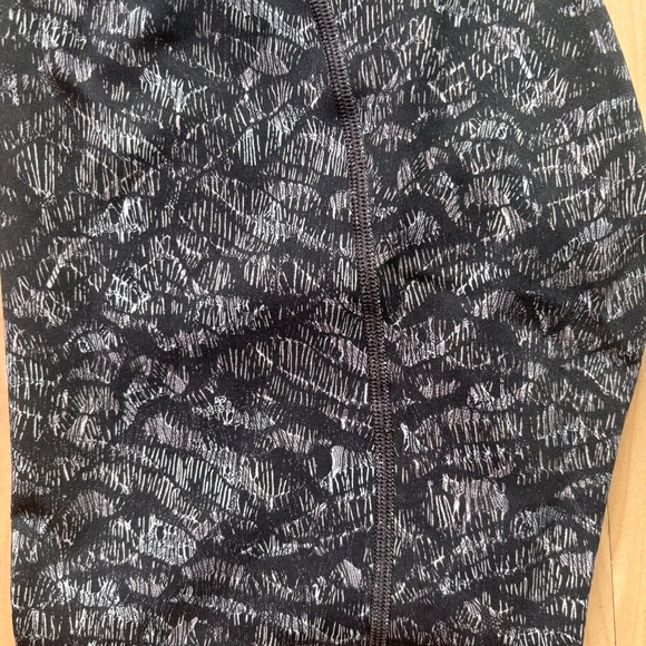 Patterned Women's Cropped Leggings - Picture 5 of 5